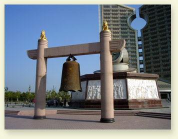 Пример современной китайской архитектуры, использующий геомантию и фэн-шуй. Правительственное здание в г.Шиньян, Китай.